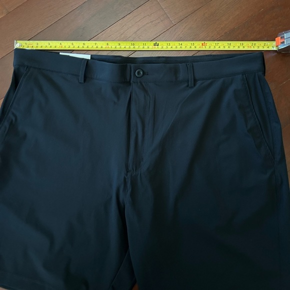 NWT Greg Norman Stretch Golf Shorts
40 Black Lightweight Easy Care 8.5"
Inseam - Picture 3 of 8